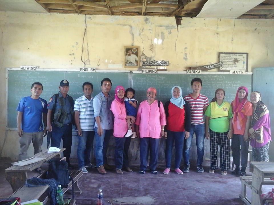 Field workers and security personnel pose with teachers inside a
<p>classroom in Barangay Lakit-lakit in Sapa-sapa, Tawi-tawi</p>
<p> 