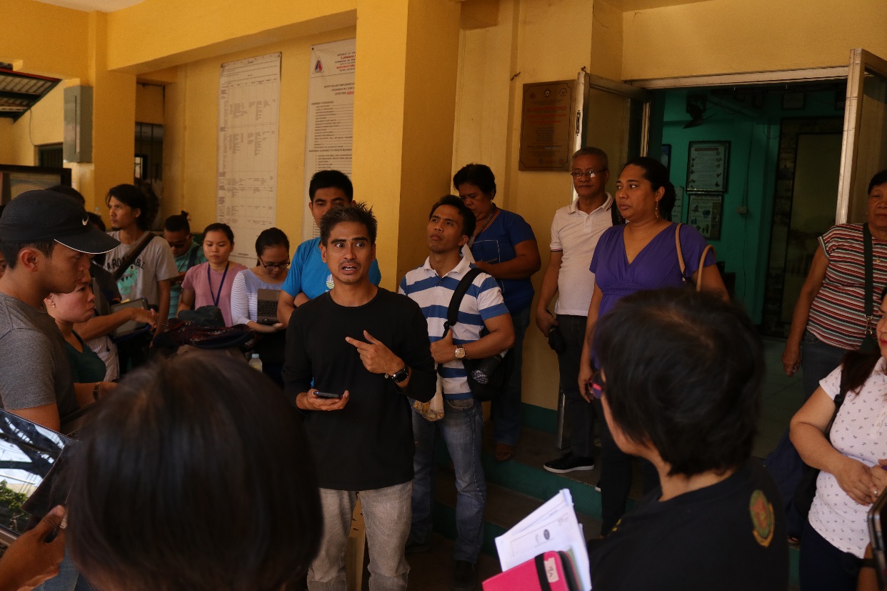 IT Specialist Leo Ocampo gives field workers final instructions before they move out for fieldwork practice<br />
[Krus na Ligas, Quezon City;  May  2018]