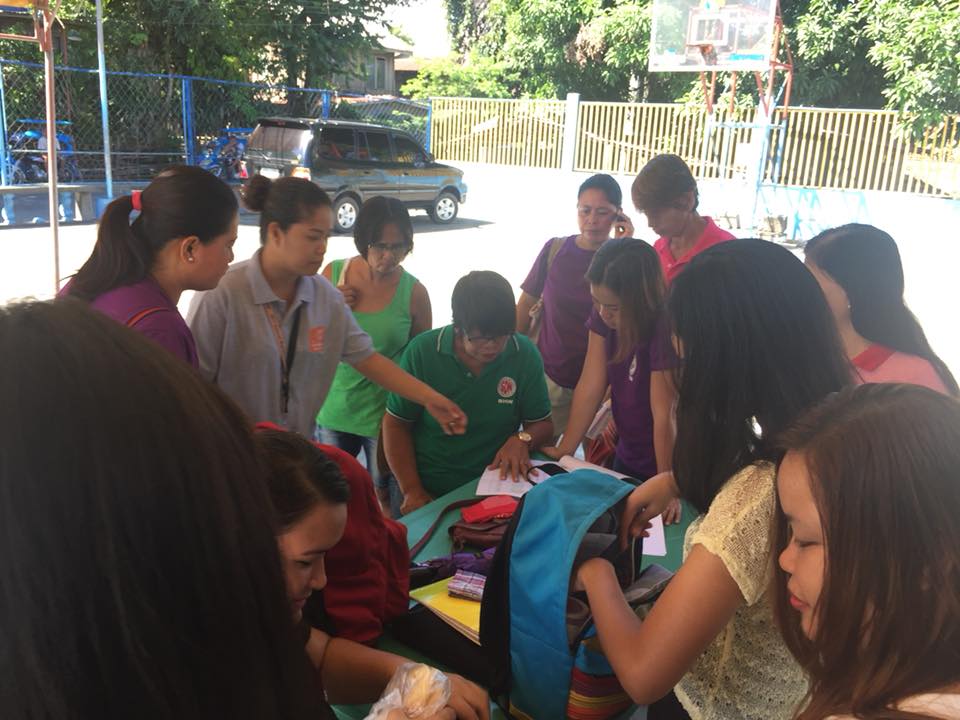 Field workers ask help from barangay workers in a barangay identifying the locations of target respondents for mapping and<br />
clustering [Municipality of Luna, La Union; July 2018]